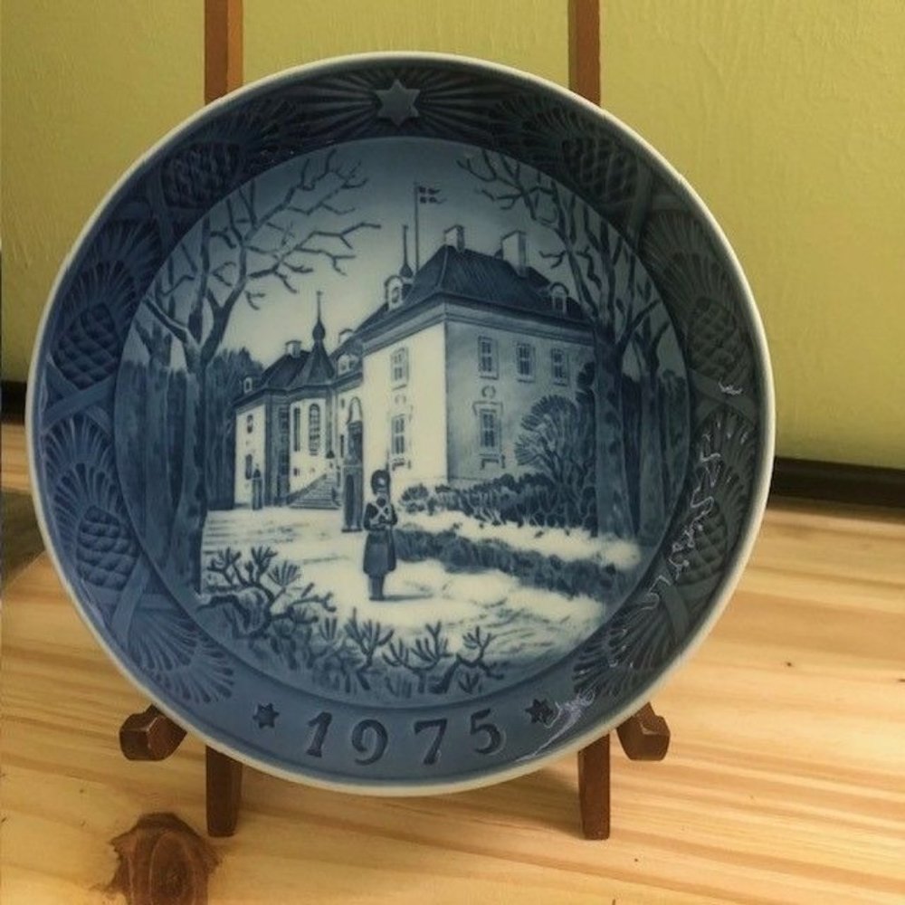 Royal Copenhagen 1975 The Queens Christmas Residence Plate